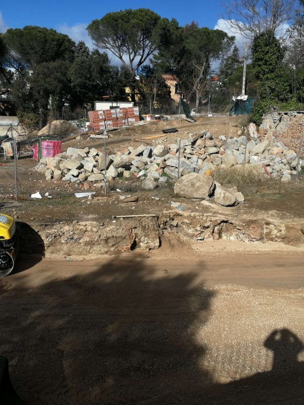 Llevar luz, agua y saneamiento a la parcela: la factura que nadie cuenta