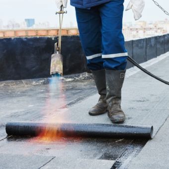 Ingeniero colocando lámina Anti-radón